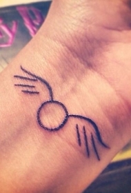 手腕小小的黑色线条魁地奇球纹身图案