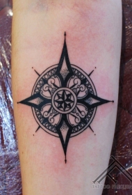 手臂简单的old school黑色星形纹身图案