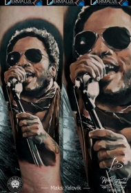 手臂著名歌手彩色肖像纹身图案