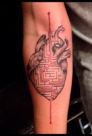 手臂原始彩色心脏与迷宫纹身图案