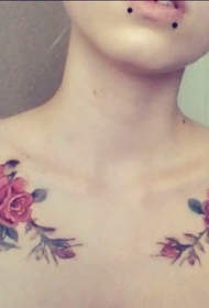 女性肩部彩色漂亮的玫瑰纹身图片