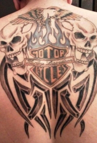 背部机车标志与骷髅纹身图案