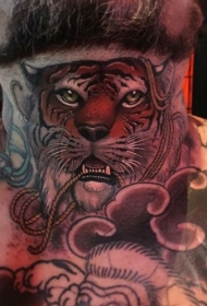 男性彩色颈部老虎绳纹身图案