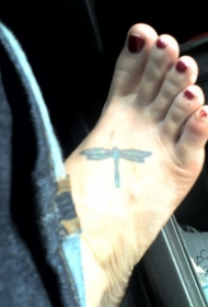 脚背彩色的蜻蜓纹身图案