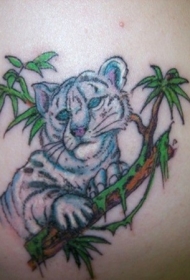 手臂有趣的卡通彩色白虎宝宝在树上纹身图案
