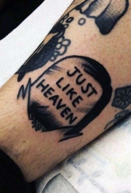 手臂个性的黑色字母与墓碑纹身图案