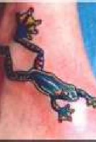 脚部逼真的彩色青蛙纹身图案