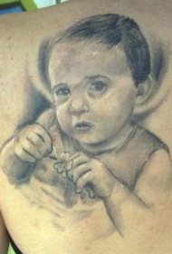 小孩子肖像和三叶草纹身图案