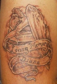 肩部棕色墓碑英文纪念纹身图片