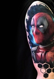 肩部逼真的彩色死侍纹身图案