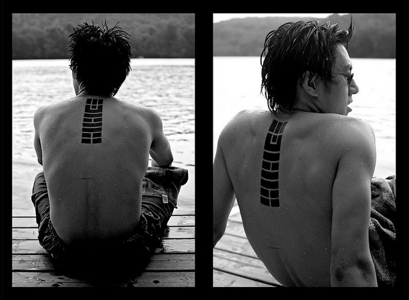 男性背部几何黑框纹身图案