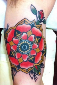 大臂内侧传统old school花朵纹身图案