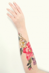 漂亮的花朵手臂纹身图案