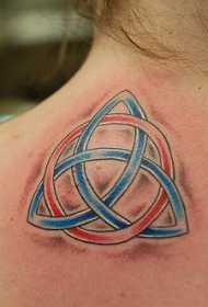 背部凯特尔结三叶草纹身图案