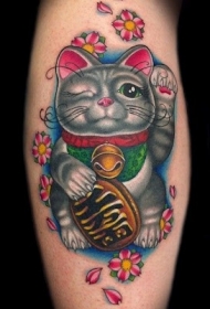 可爱滑稽的彩色招财猫腿部纹身图案