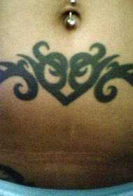 腹部黑色的星星和图腾纹身图案