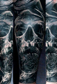 手臂黑灰骷髅与烟雾纹身图案