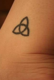 手腕简约爱尔兰符号纹身图案