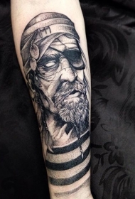 小臂经典的黑色恶魔水手肖像纹身图案
