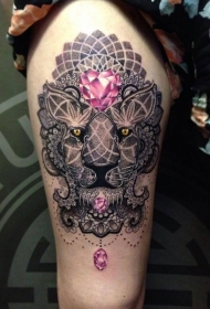 大腿点刺狮子头像和钻石饰品纹身图案