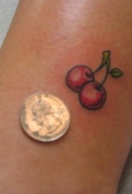 腿部彩色小红樱桃纹身图案