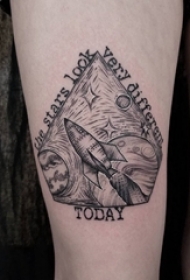 女生大腿上黑灰点刺几何线条英文单词和火箭纹身图片