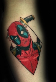 手臂复古风格的彩色刀头死侍纹身