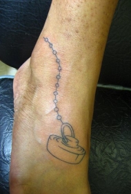 脚部简约的浇足水浴纹身图案