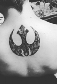 男生背部黑灰点刺技巧抽象线条船锚纹身图片