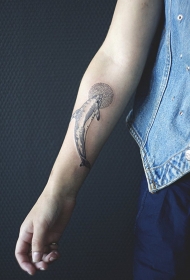 可爱的手绘黑色小海豚手臂纹身图案