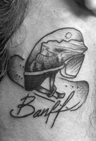 耳后黑色滑雪板与字母纹身图案