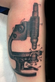 腿部棕色简易雕刻风显微镜纹身图片