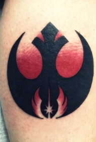 腿部黑色徽章与红色背景纹身图案