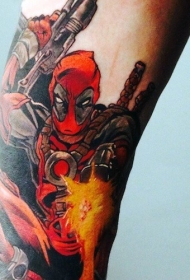 腿部彩色死侍手枪纹身图片
