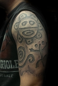 大臂石雕风格的阿兹特克图腾纹身图案