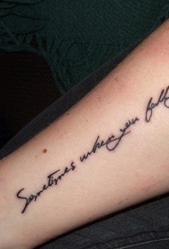 手臂清秀的英文字母纹身图案