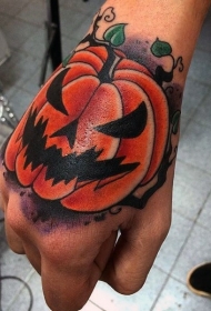 手臂彩色的卡通怪物南瓜纹身图案