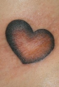 手腕彩色简单的红心纹身图案