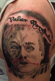 男性肩部游戏英雄肖像纹身图片