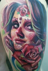 肩部彩色Santa死亡女孩与玫瑰纹身
