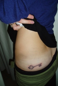 臀部黑色线条钥匙纹身图案