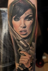手臂彩色性感女人与左轮手枪纹身图案