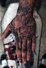 手背黑色的海神波塞冬肖像纹身图案