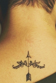 背部黑色的箭和弓纹身图案