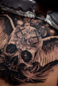 令人难以置信的神秘骷髅与翅膀蝴蝶纹身图案