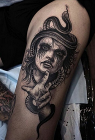 大腿蛇和女巫纹身图案