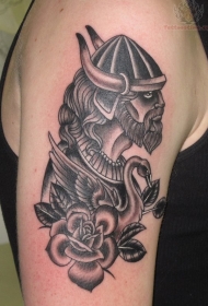 肩部棕色老海盗肖像纹身图案