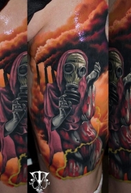 肩部令人毛骨悚然的恐怖血腥女人戴防毒面具纹身