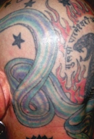 男性头部彩色眼镜蛇纹身图案