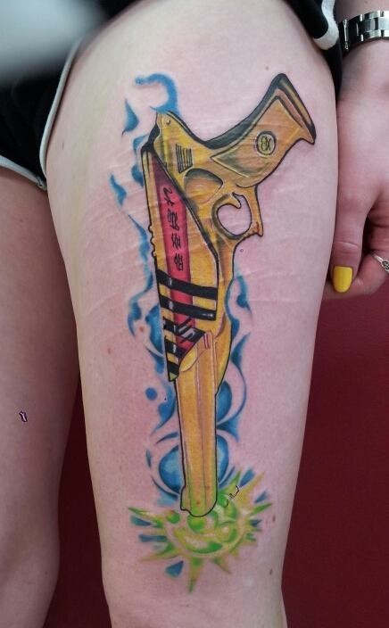 大腿亚洲卡通风格金手枪纹身图案
